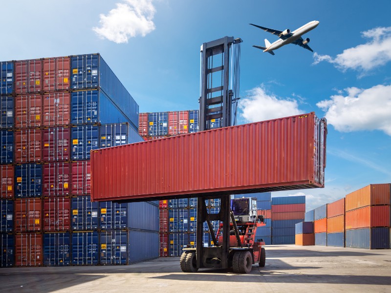 So sánh nhập khẩu trực tiếp và ủy thác